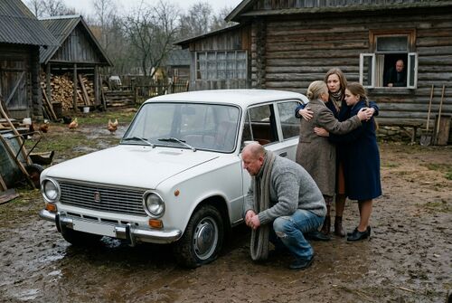 Вера і зяць Коля выходзяць з машыны ў двары