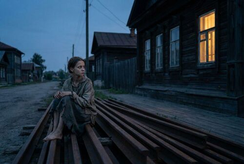 Ольга ждёт на рельсах, пока тётка впустит её